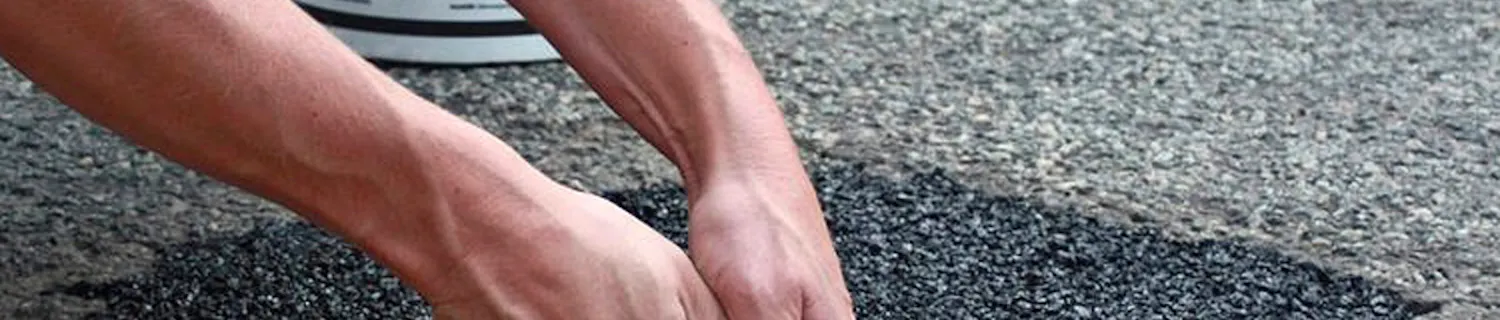 Kaldasfalt skal kort sagt bare fylles i hullet i veien og stampes. Kaldasfalt skal kort sagt bare fylles i hullet i veien og stampes.